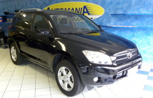 TOYOTA RAV4 2.0 Sol 5p Specifiche 8.900 € Tipologia: SUV/Fuoristrada 92.000 Km Anno: 2006 Cilindrata: 2000 CC Cambio: Manuale Carburante: Benzina Cavalli: 152 Interni: Tessuto 4×4, cambio autom., cerchi lega, gomme nuove, climatronic, volante multif., stereo CD, cruise control, Tagliandi Toyota http://www.automaniabesozzo.com/listing/toyota-rav4-2-0-sol-5p/