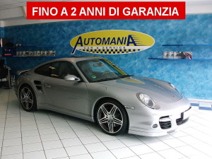 PORSCHE 997 Turbo Coupé Tiptronic Specifiche 57.800 € Tipologia: Coupé 69.000 Km Anno: 09/2006 Cilindrata: 3600 CC Cambio: Manuale Carburante: Benzina Cavalli: 480 Interni: Pelle Prezzo al Netto dell'IVA : €47,769 FINO A 2 ANNI DI GARANZIA, iva esposta, tetto apribile, cambio tiptronic, pelle totale cocoa, sens park, sedili riscaldabili, volante multifunzione, cambio al volante, navigatore, tagliandi ufficiali Porsche, memoria sedili, impianto BOSE, crono plus, tunnel pelle tot, battitacco in pelle, pacchetto sport, sedili sport, sedili con regolazione lombare http://www.automaniabesozzo.com/listing/porsche-997-turbo-coupe-tiptronic/